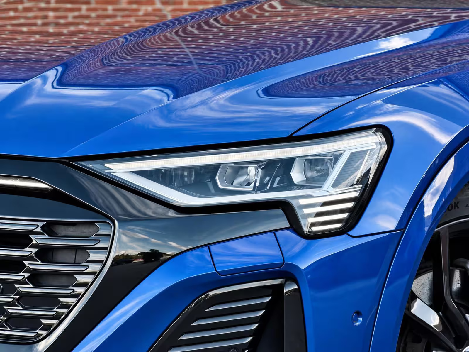 Blå Audi Q8 e-tron fra 2023