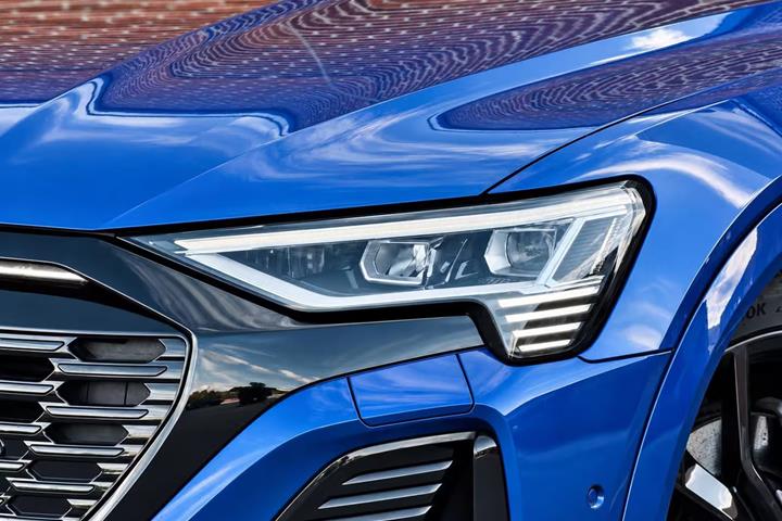 Blå Audi Q8 e-tron fra 2023