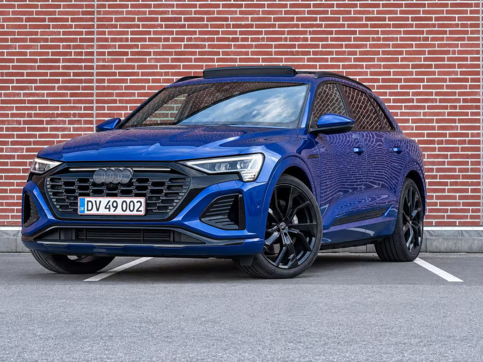 Blå Audi Q8 e-tron fra 2023