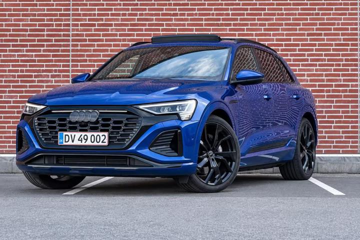 Blå Audi Q8 e-tron fra 2023