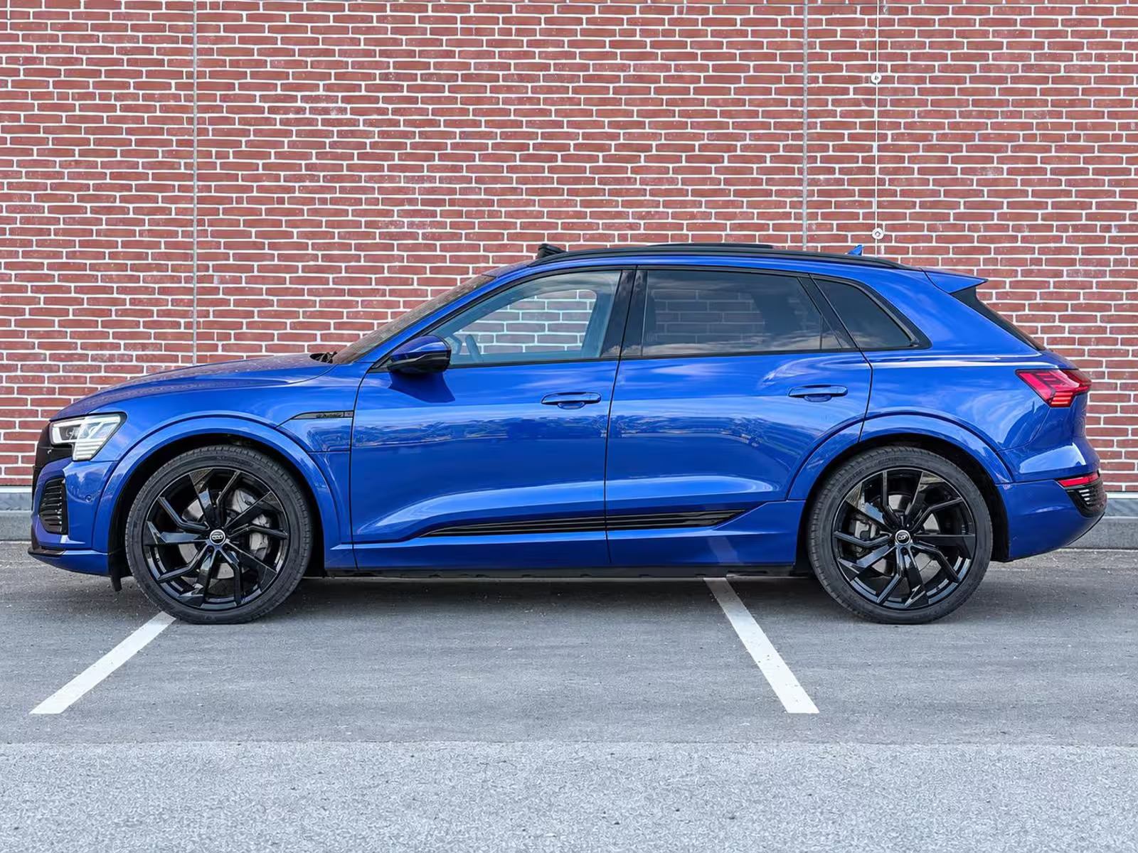 Blå Audi Q8 e-tron fra 2023