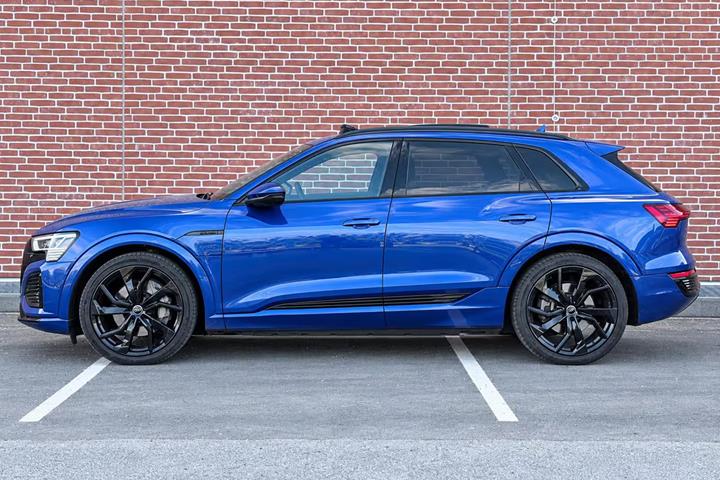 Blå Audi Q8 e-tron fra 2023