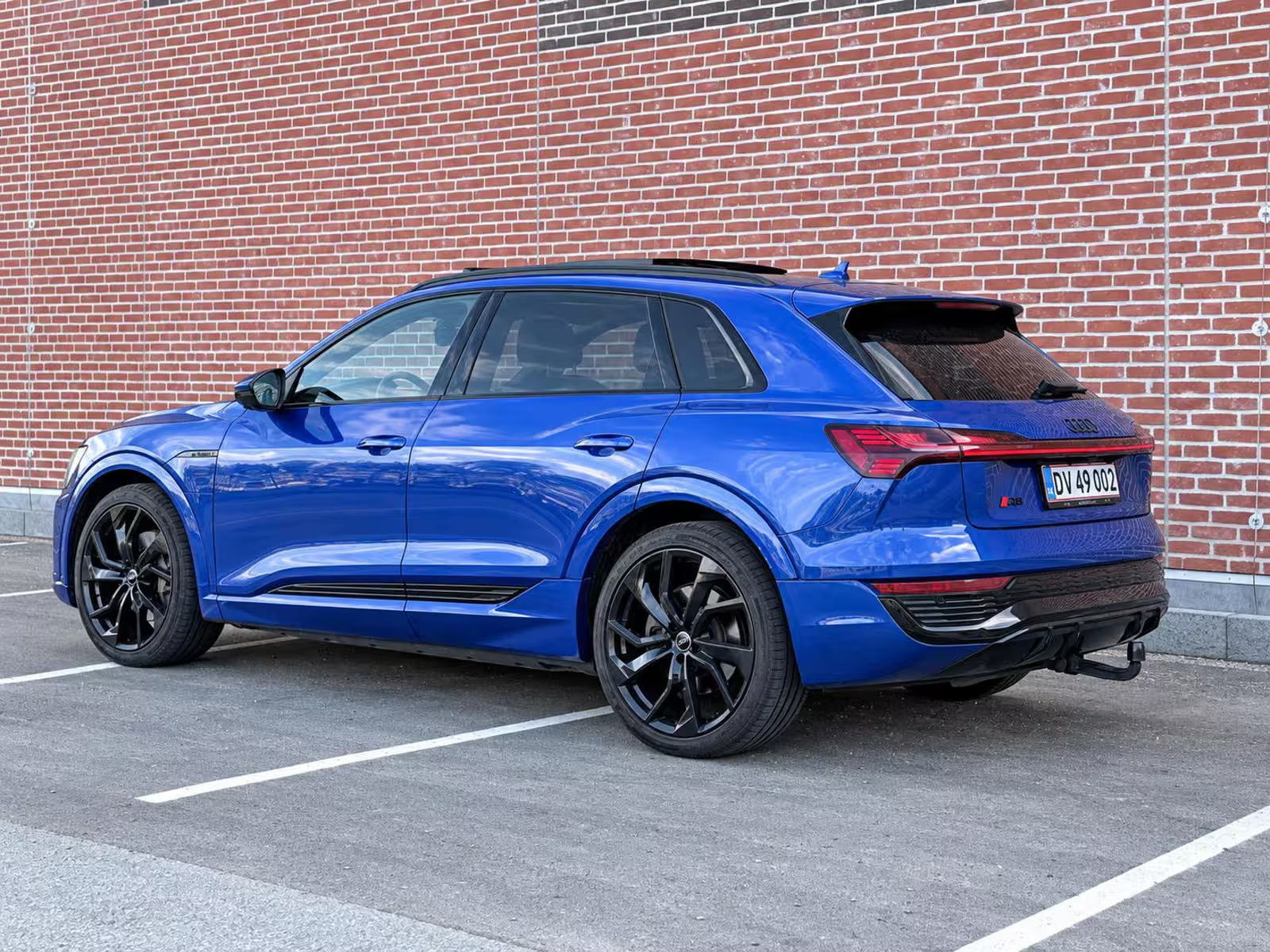 Blå Audi Q8 e-tron fra 2023