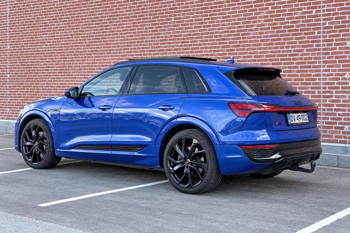 Blå Audi Q8 e-tron fra 2023