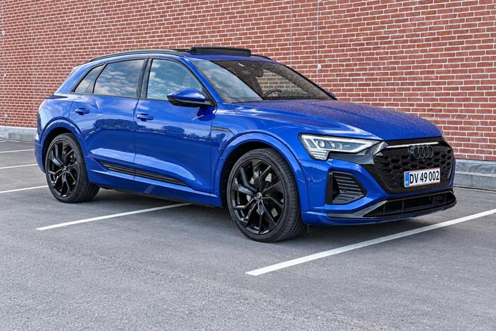 Blå Audi Q8 e-tron fra 2023