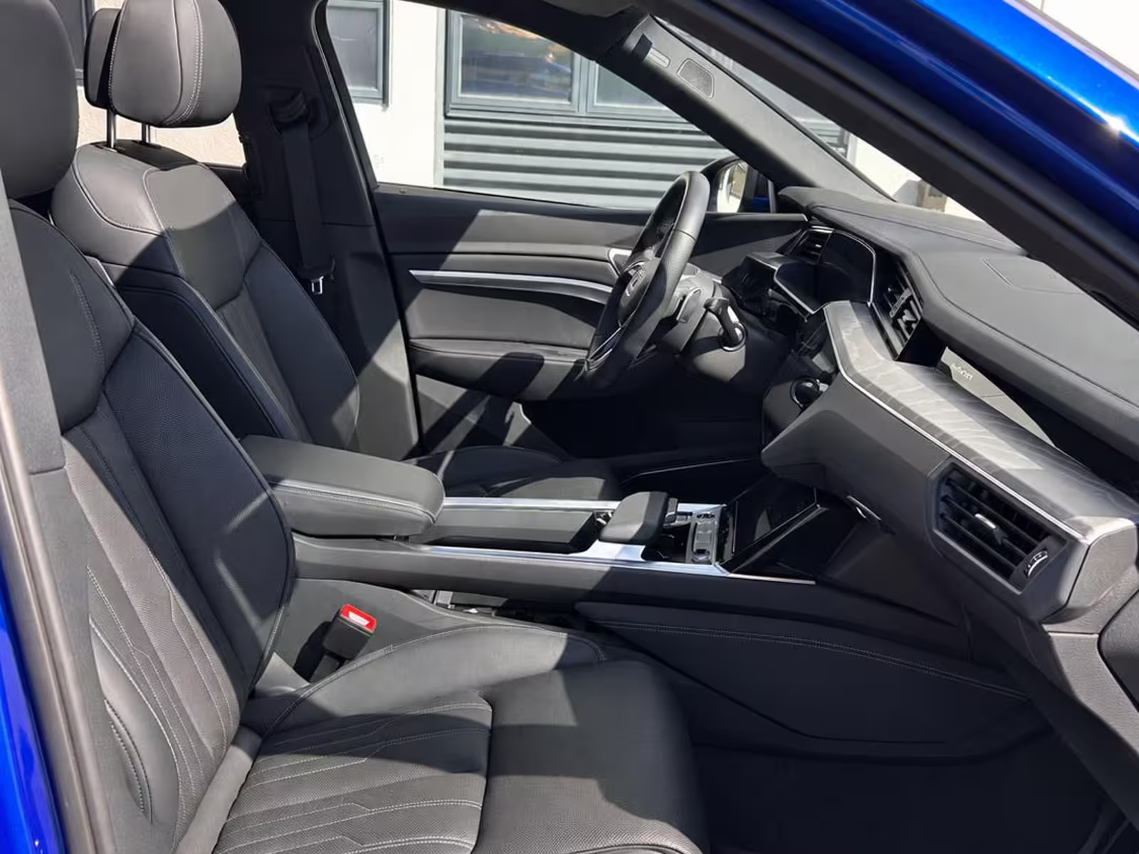 Blå Audi Q8 e-tron fra 2023