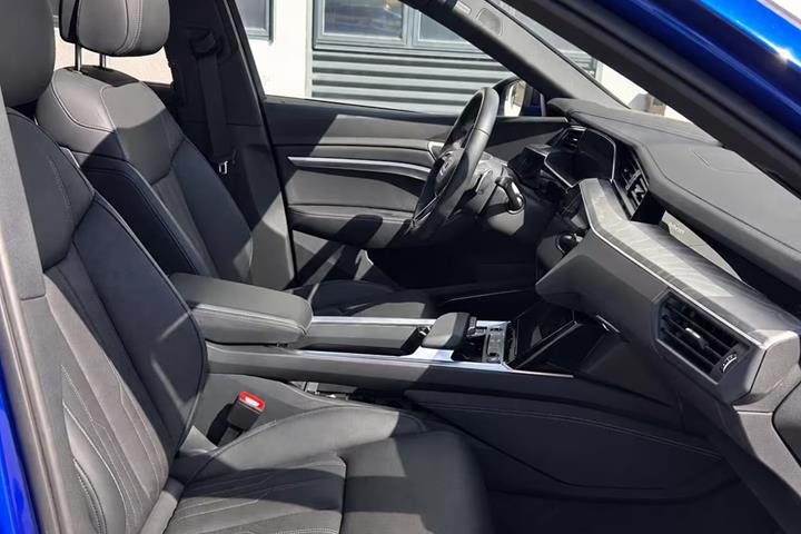 Blå Audi Q8 e-tron fra 2023
