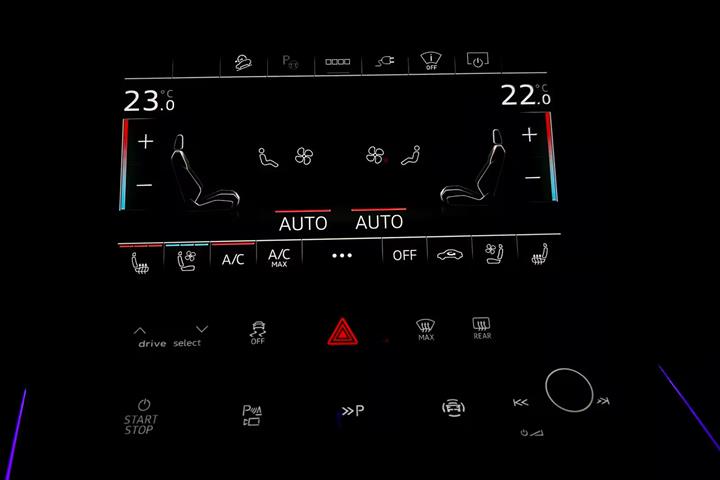 Blå Audi Q8 e-tron fra 2023