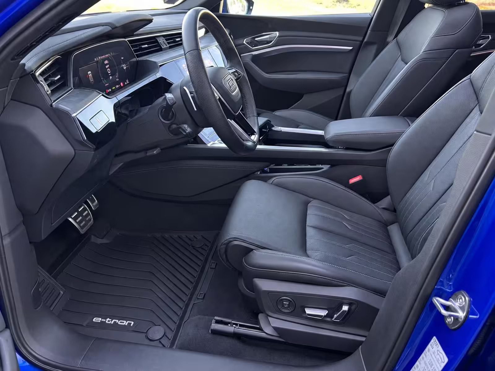 Blå Audi Q8 e-tron fra 2023