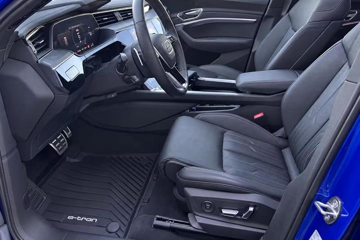 Blå Audi Q8 e-tron fra 2023