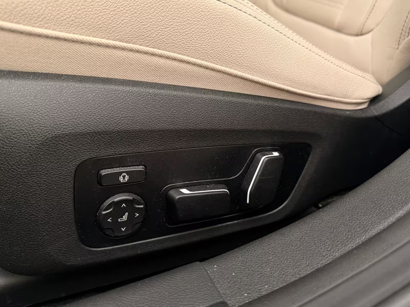 Grå BMW i4 fra 2025