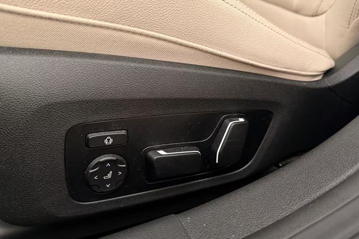 Grå BMW i4 fra 2025