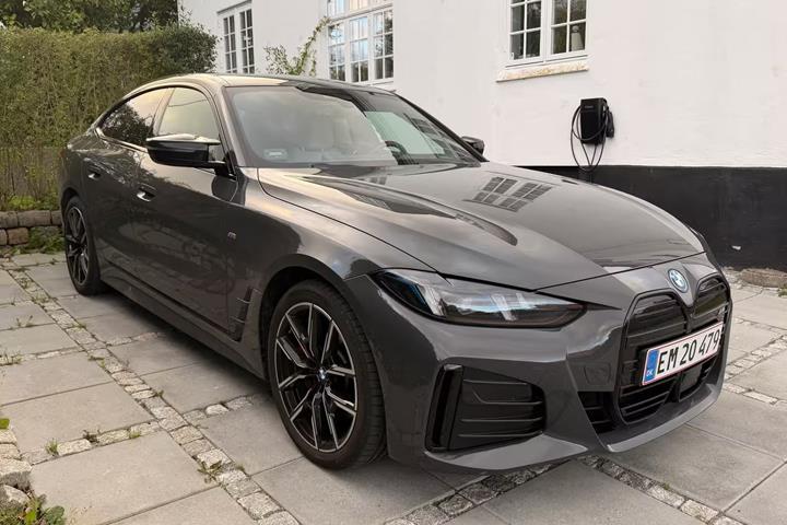 Grå BMW i4 fra 2025
