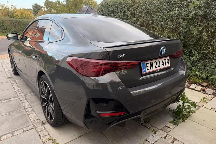 Grå BMW i4 fra 2025