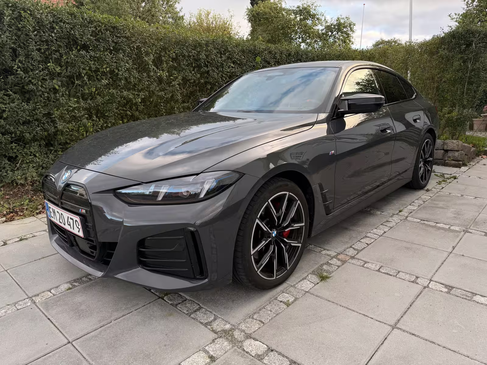 Grå BMW i4 fra 2025