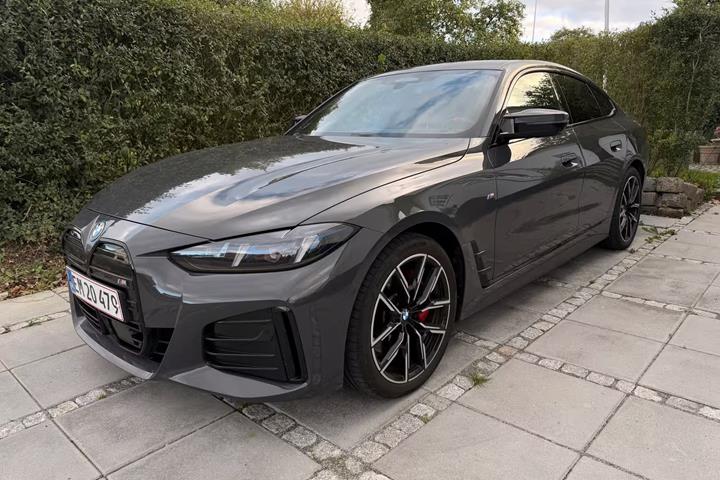 Grå BMW i4 fra 2025