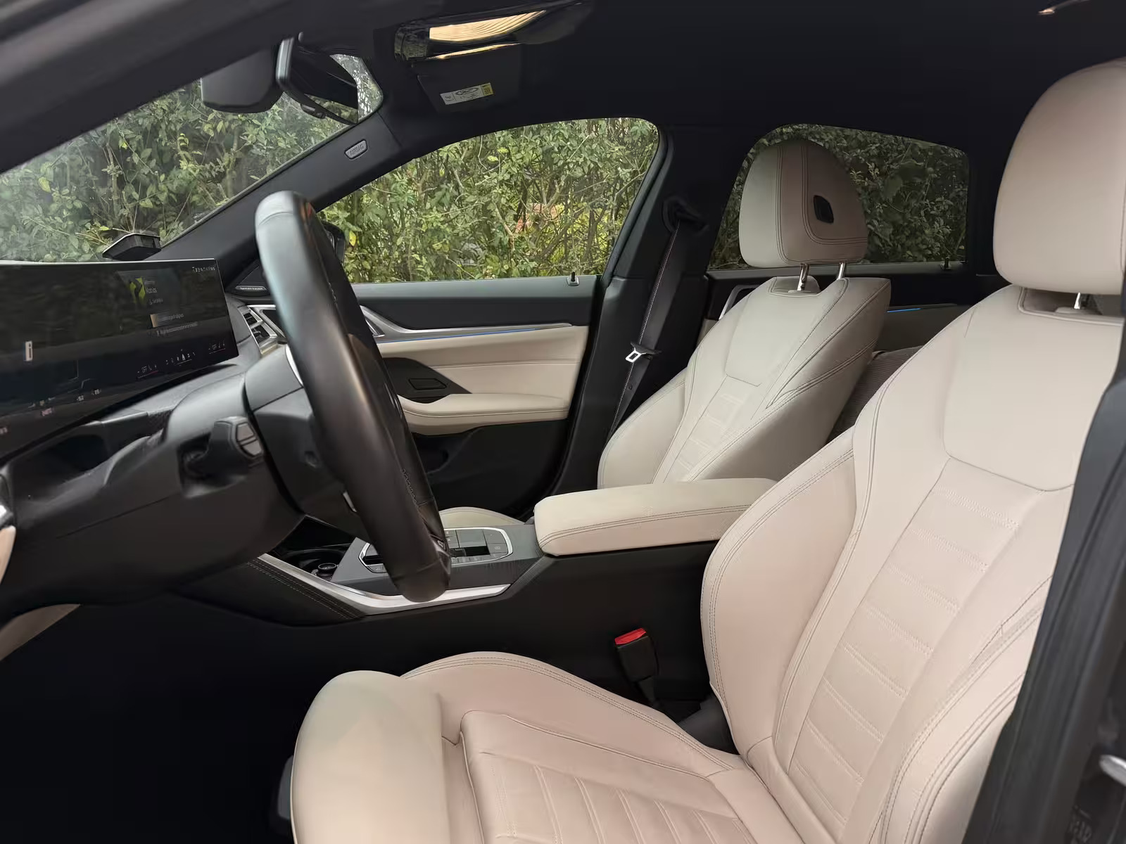Grå BMW i4 fra 2025
