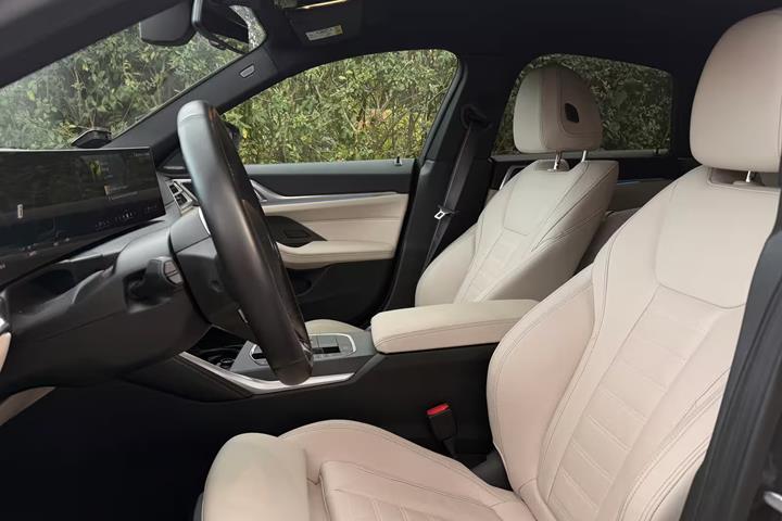 Grå BMW i4 fra 2025