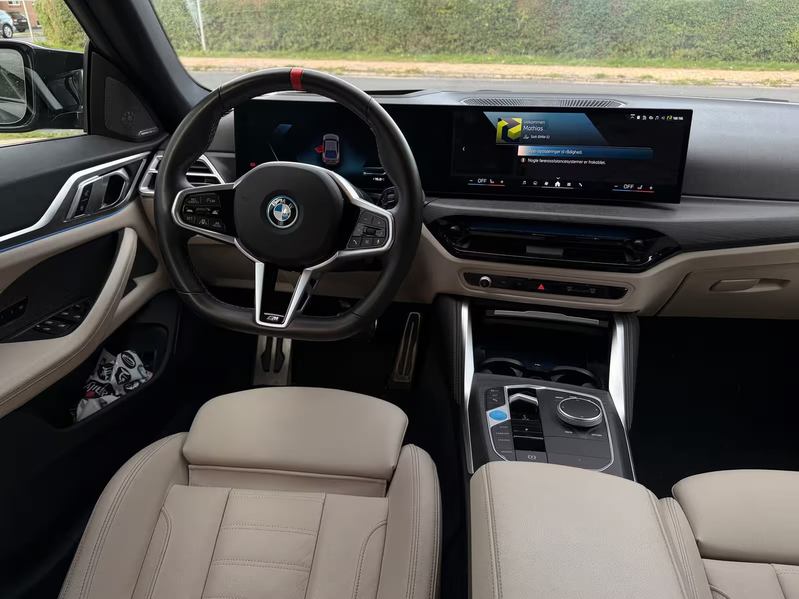 Grå BMW i4 fra 2025