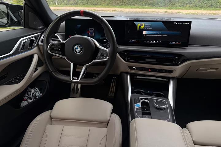 Grå BMW i4 fra 2025