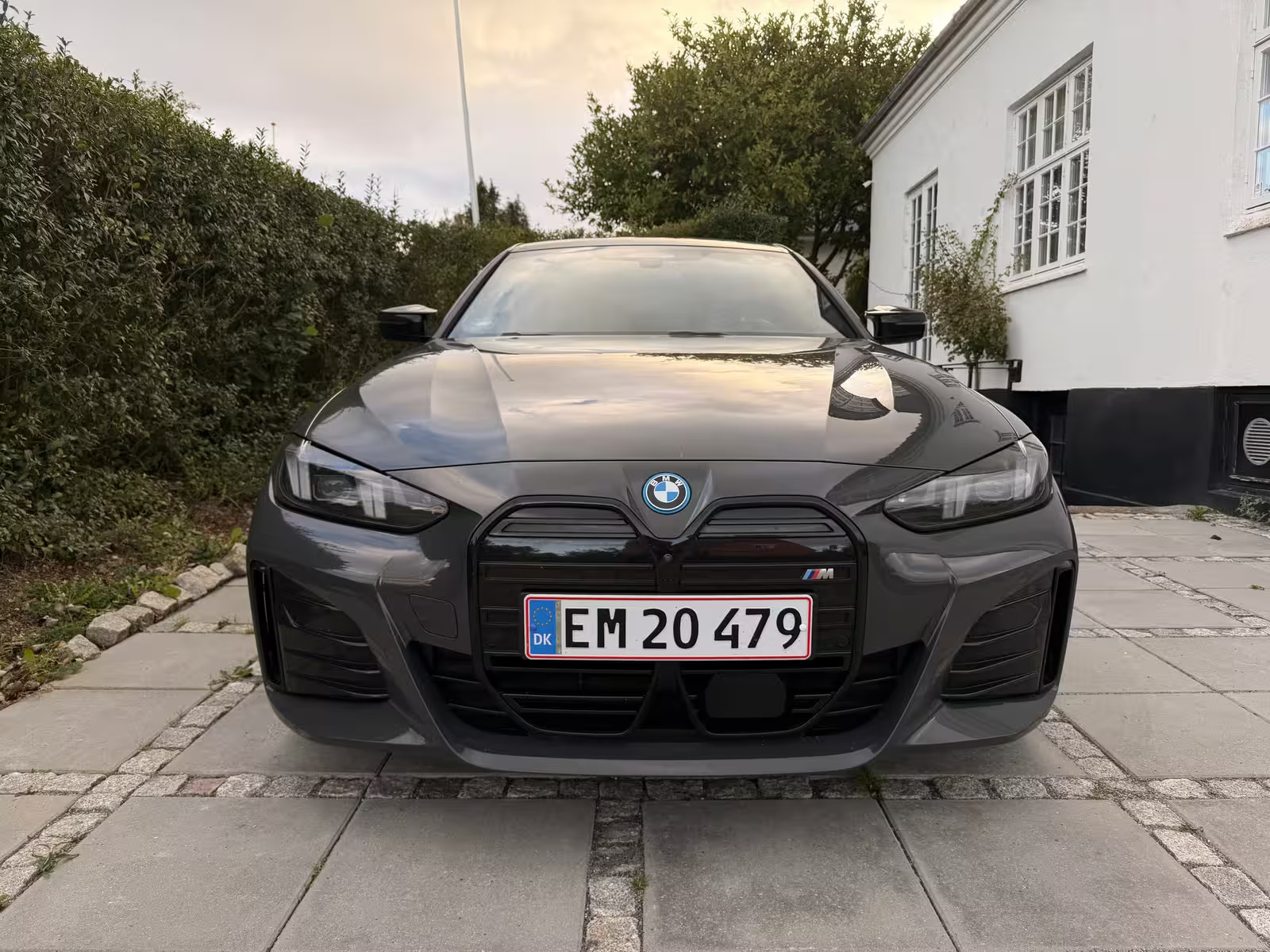 Grå BMW i4 fra 2025