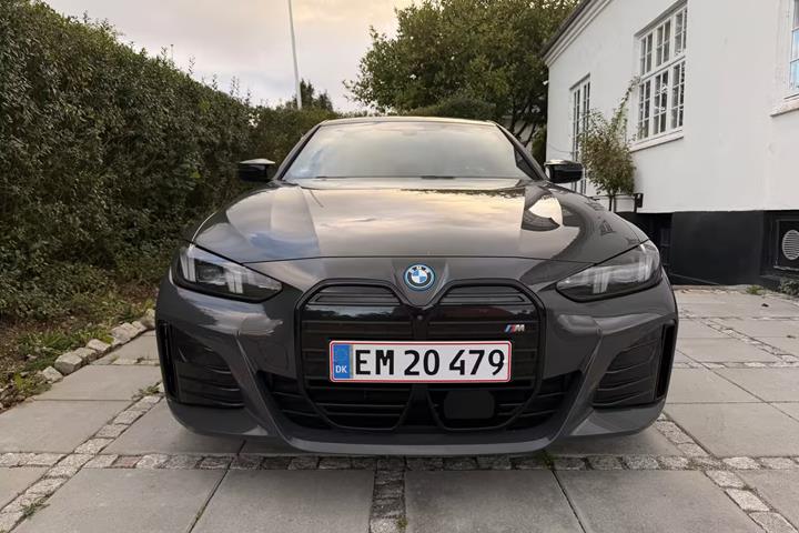 Grå BMW i4 fra 2025