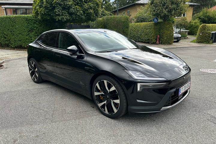 Sort Polestar 4 fra 2026