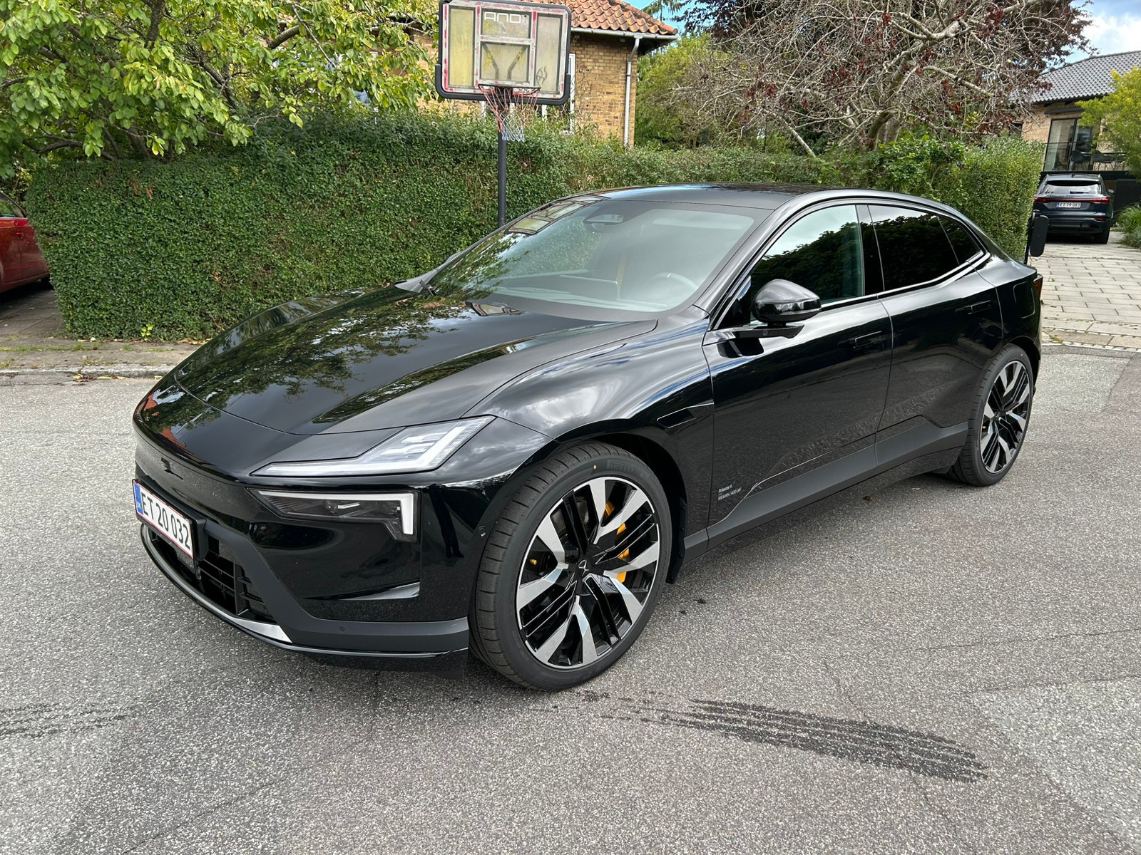 Sort Polestar 4 fra 2026
