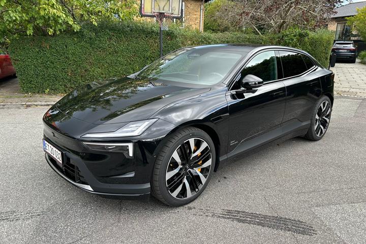 Sort Polestar 4 fra 2026