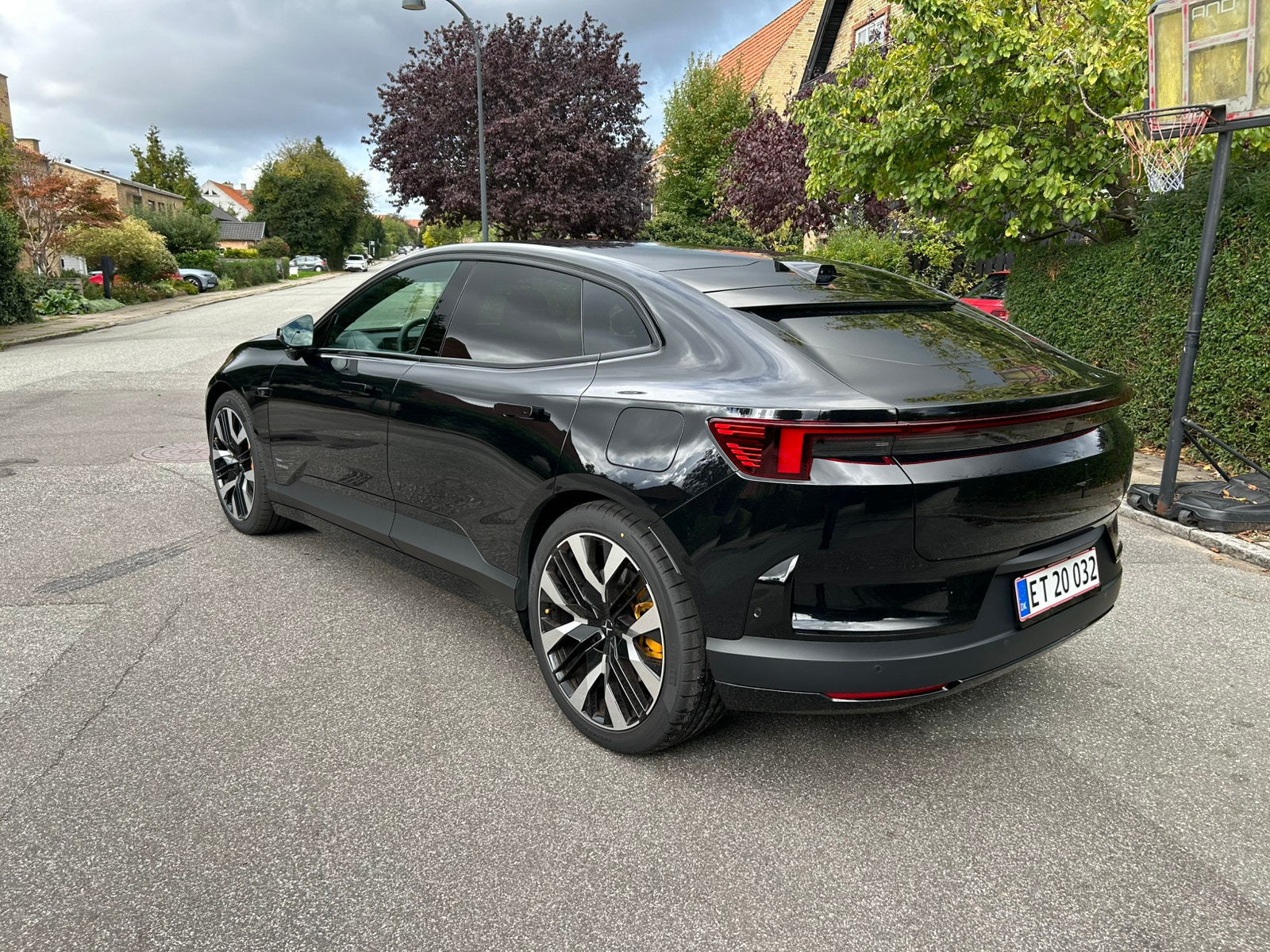 Sort Polestar 4 fra 2026