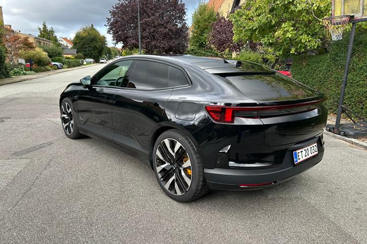 Sort Polestar 4 fra 2026