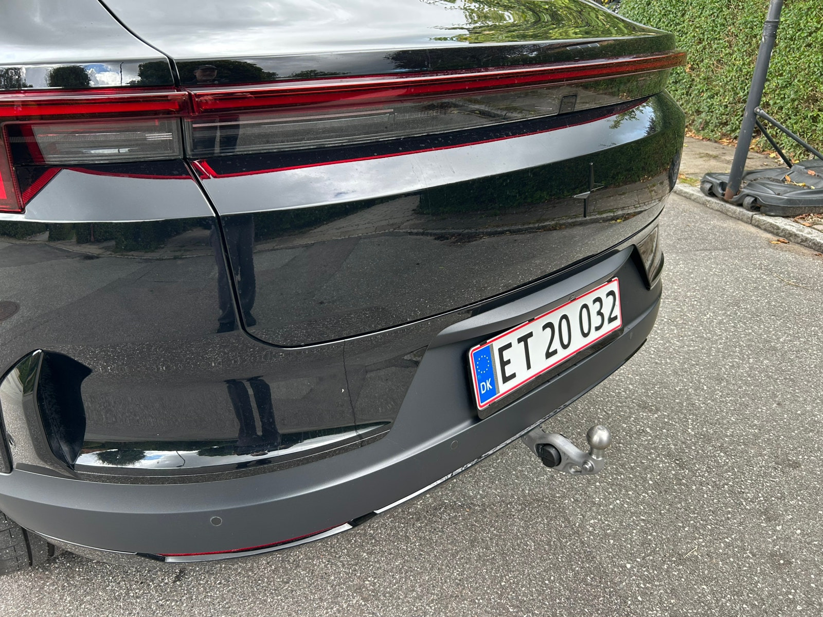 Sort Polestar 4 fra 2026