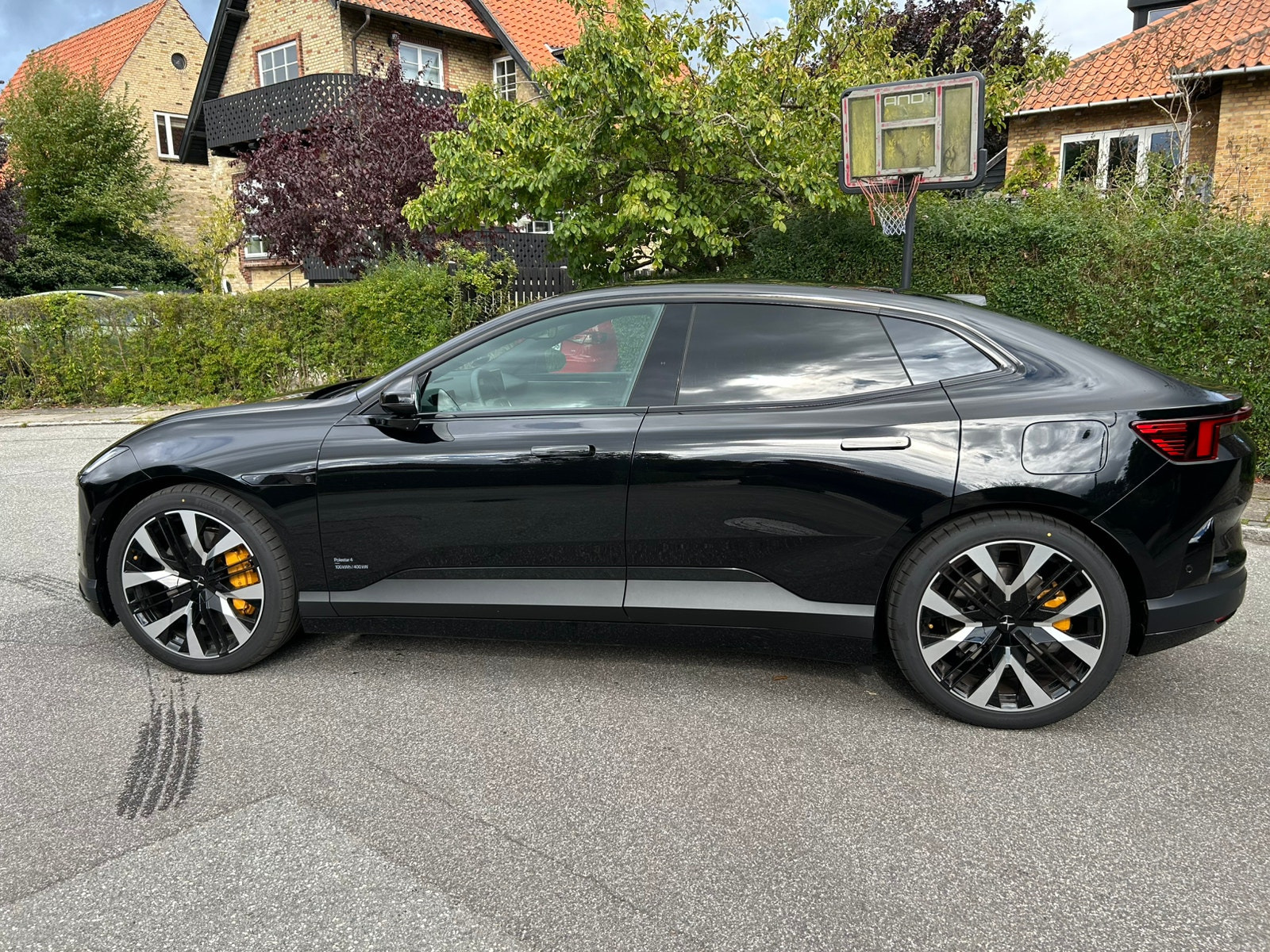 Sort Polestar 4 fra 2026