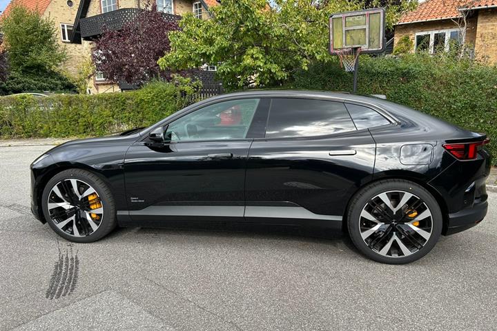 Sort Polestar 4 fra 2026