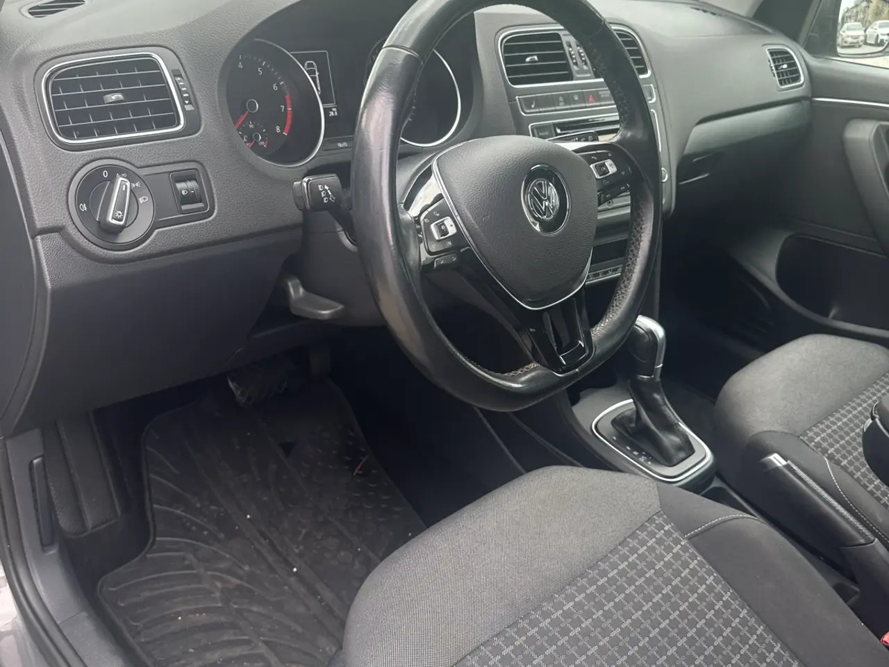 Grå VW Polo fra 2015