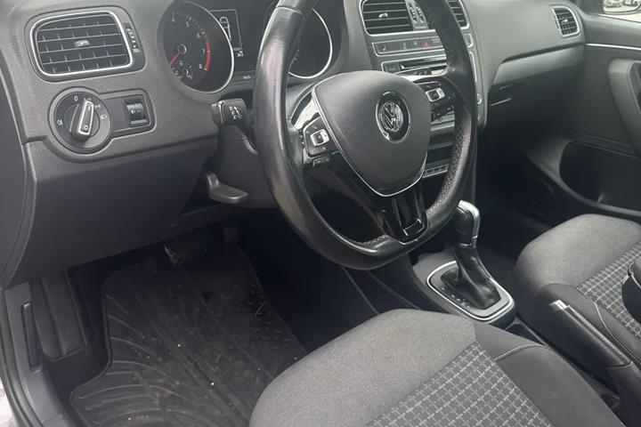 Grå VW Polo fra 2015