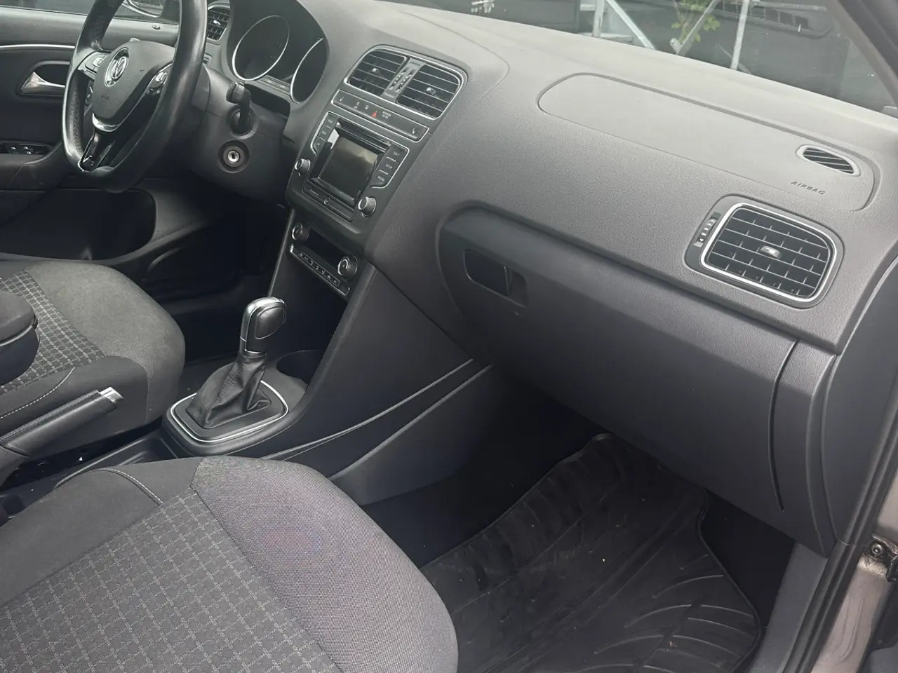 Grå VW Polo fra 2015