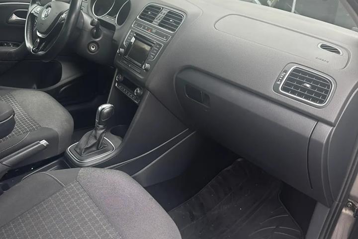 Grå VW Polo fra 2015