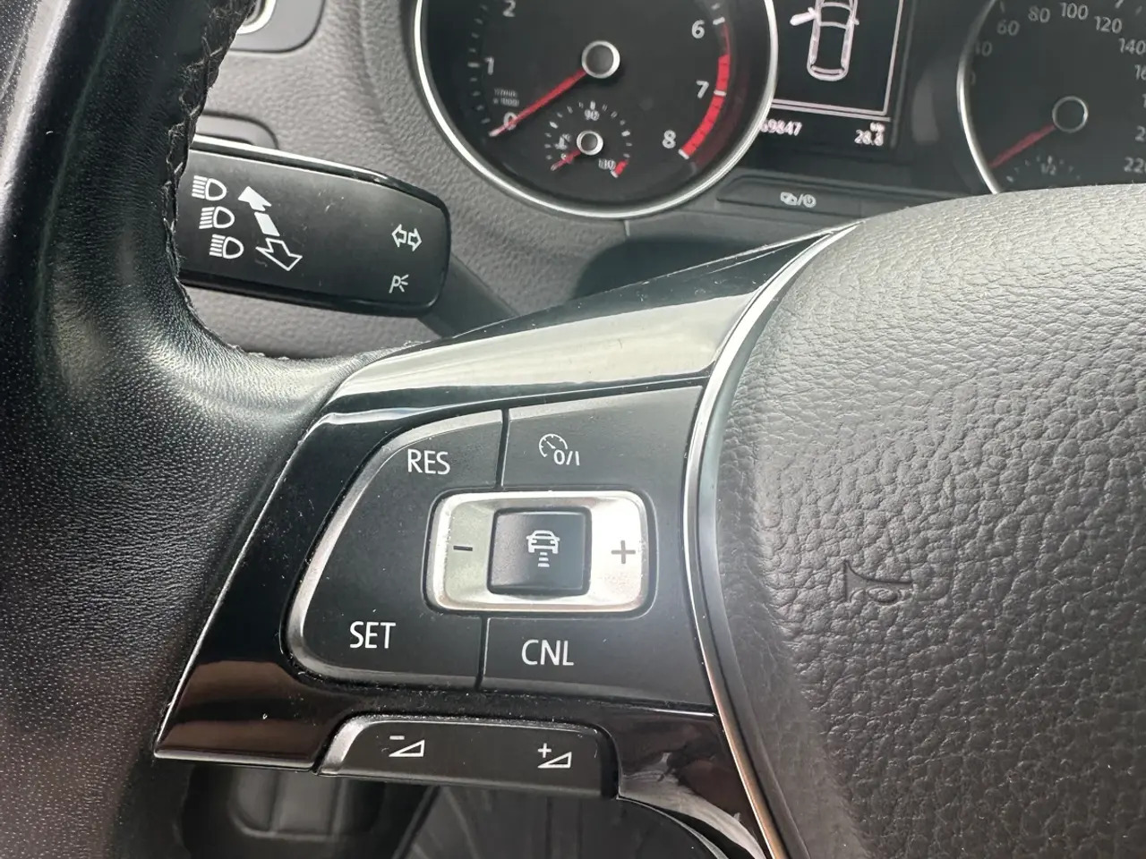 Grå VW Polo fra 2015