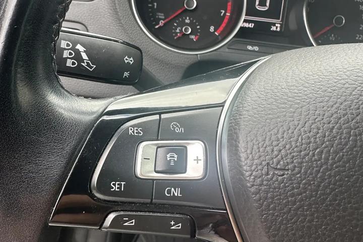 Grå VW Polo fra 2015
