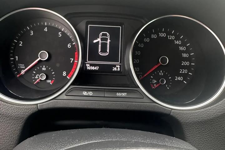Grå VW Polo fra 2015