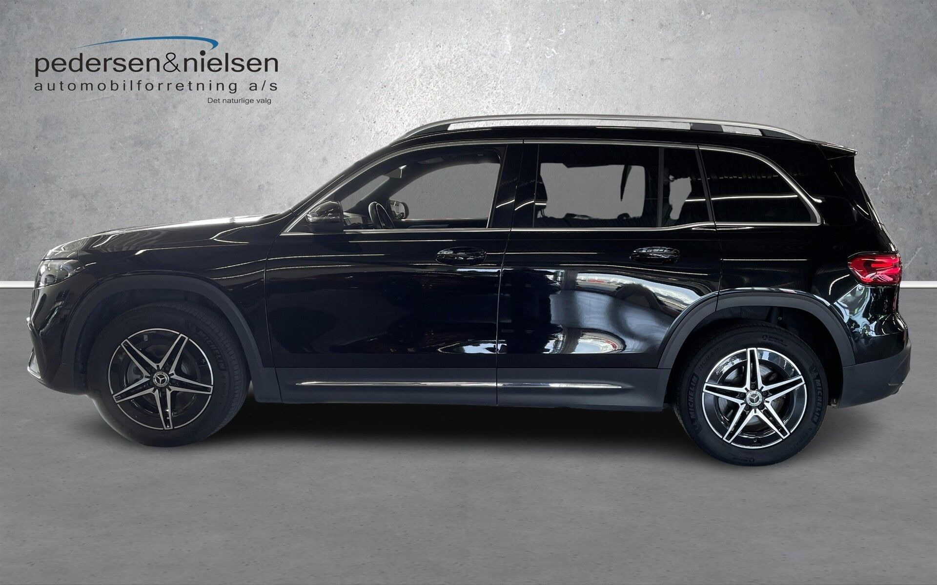 Sort Mercedes EQB250+ fra 2024