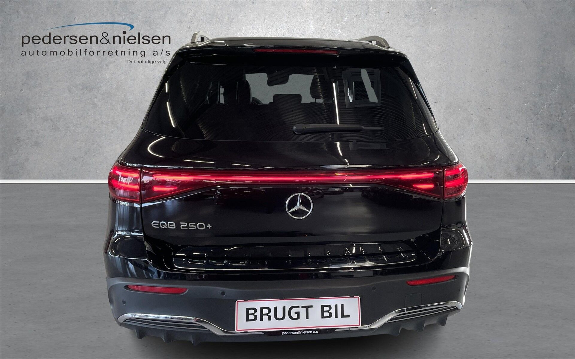 Sort Mercedes EQB250+ fra 2024