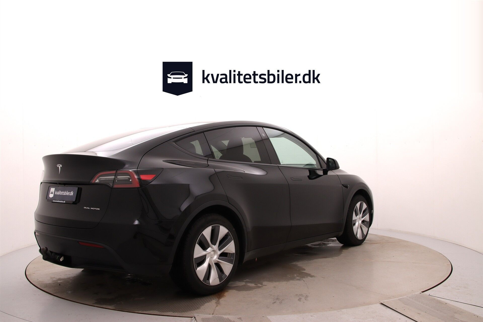 Sort Tesla Model Y fra 2023