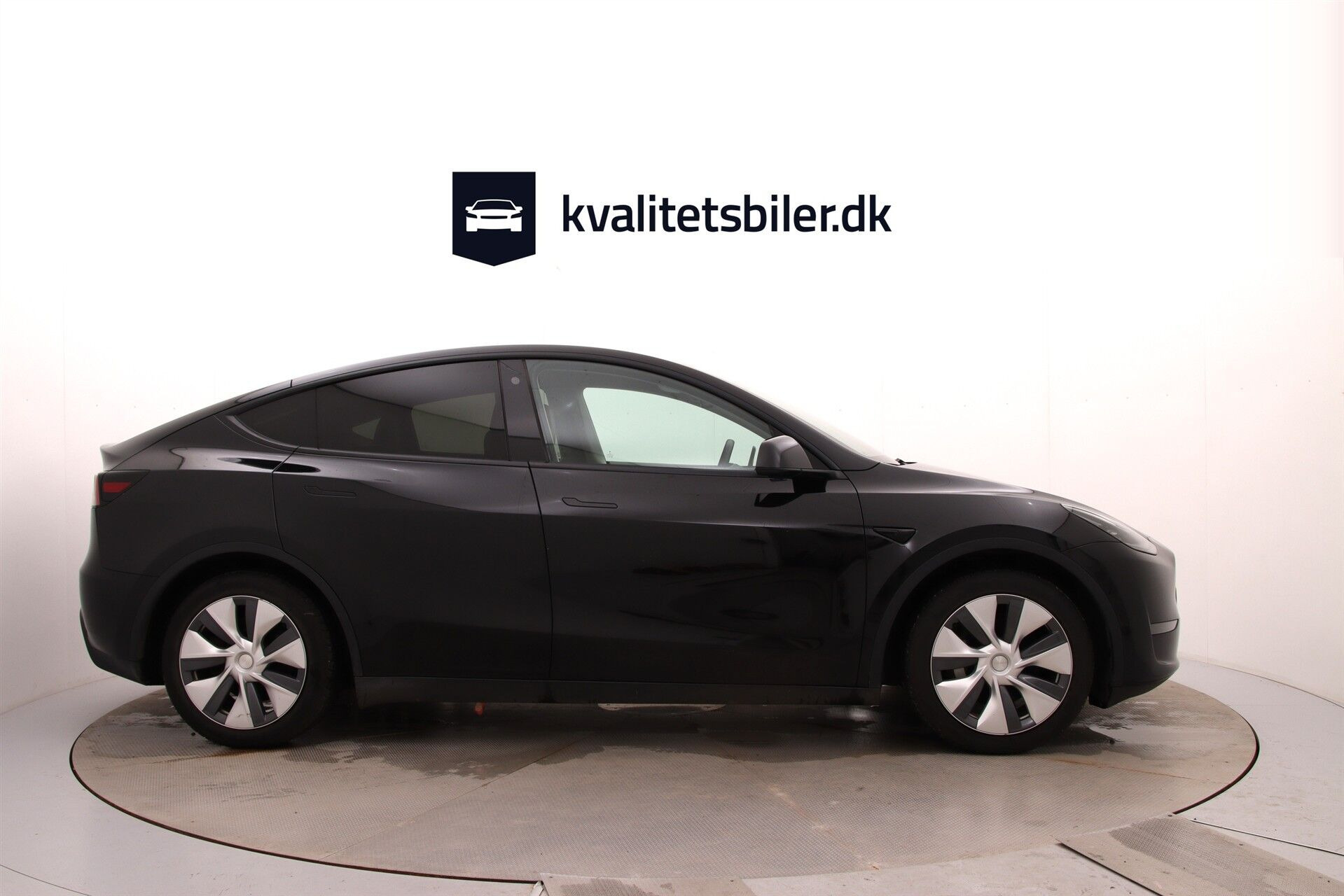 Sort Tesla Model Y fra 2023