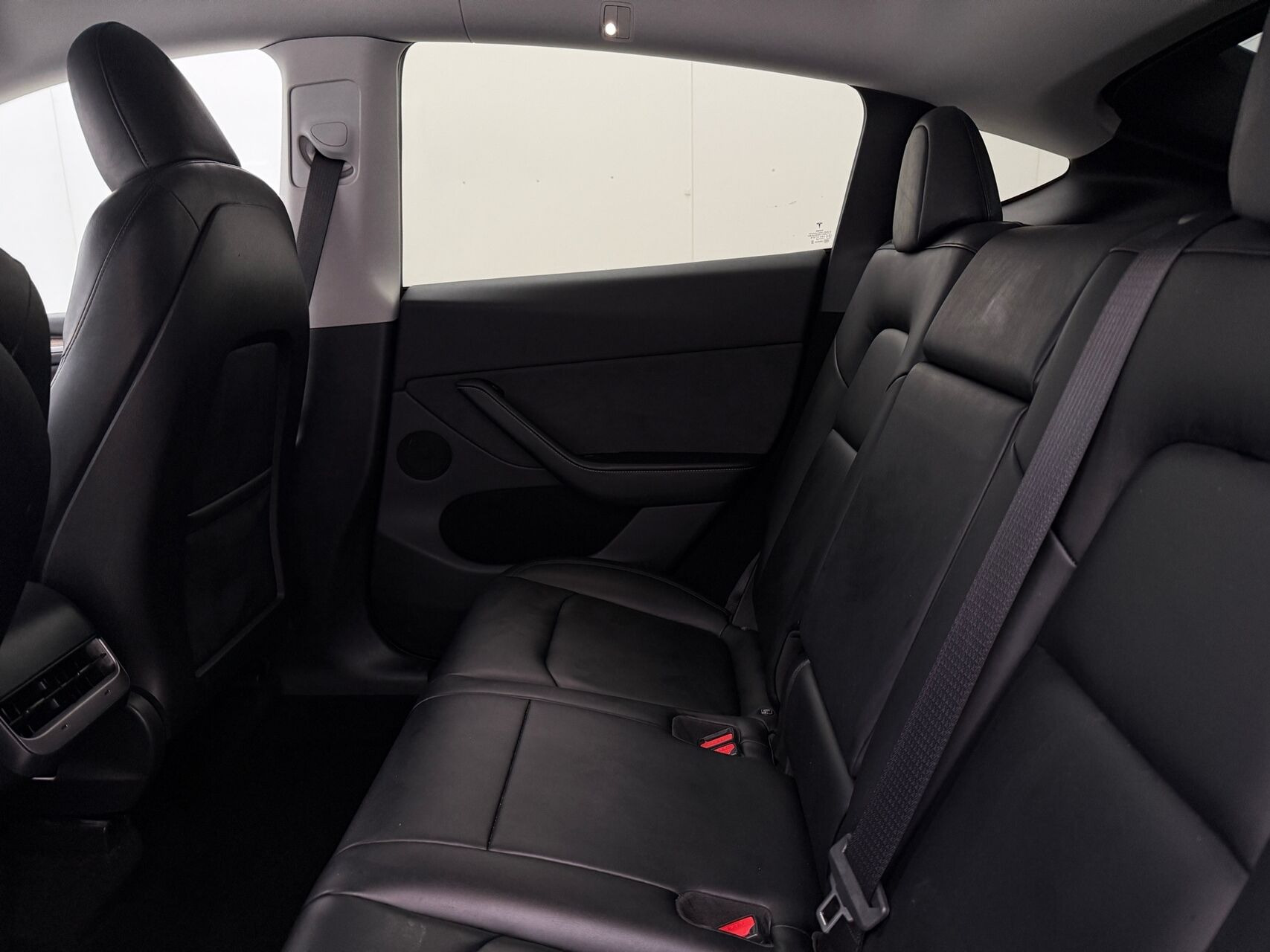 Sort Tesla Model Y fra 2023
