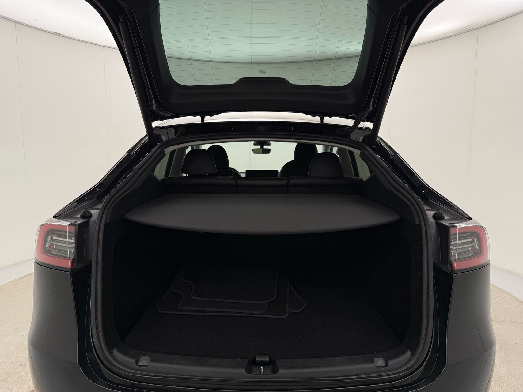 Sort Tesla Model Y fra 2023