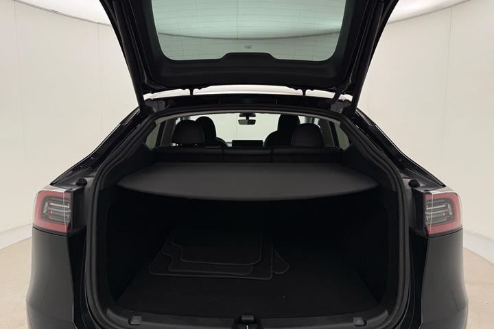 Sort Tesla Model Y fra 2023