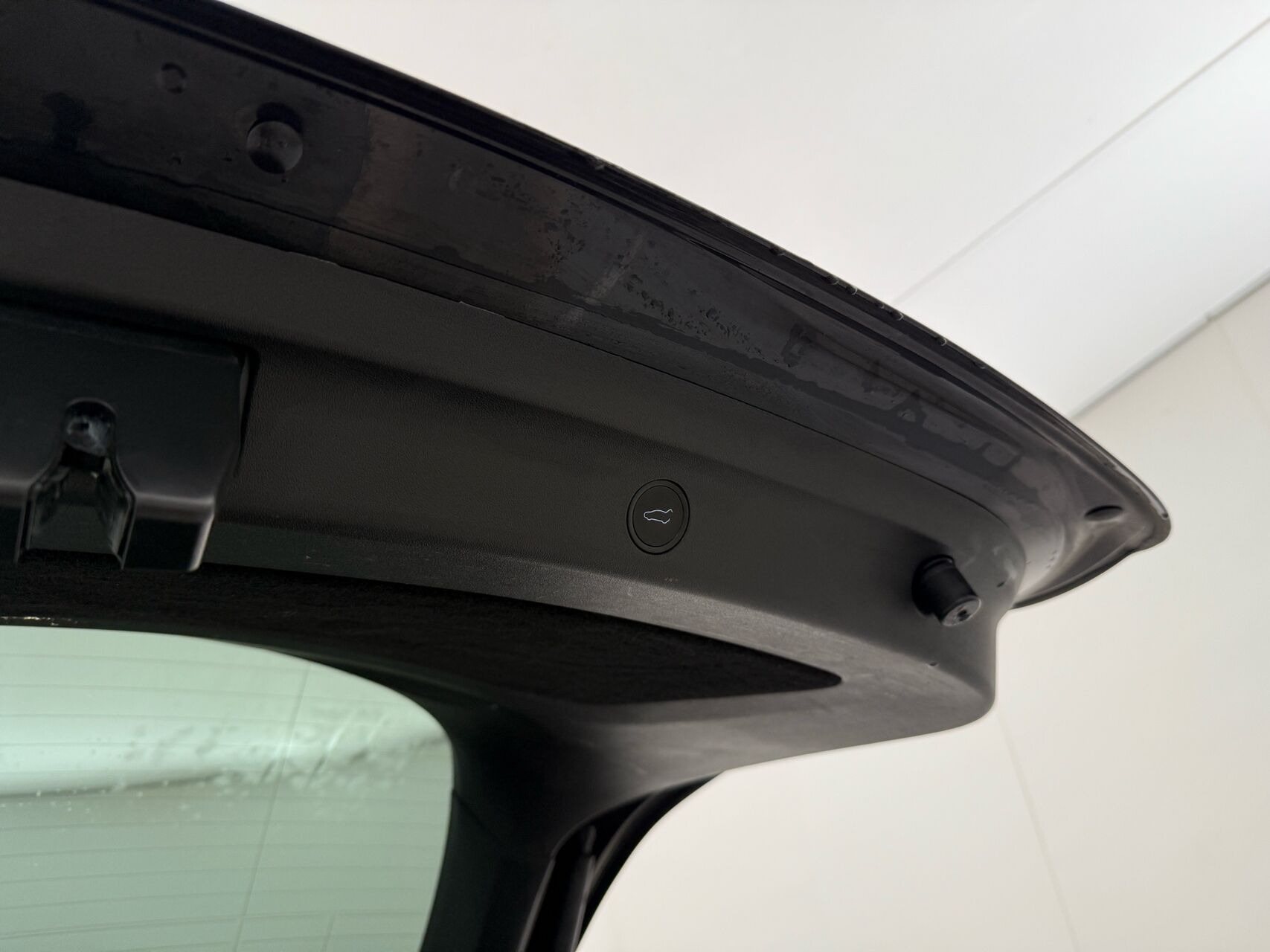 Sort Tesla Model Y fra 2023