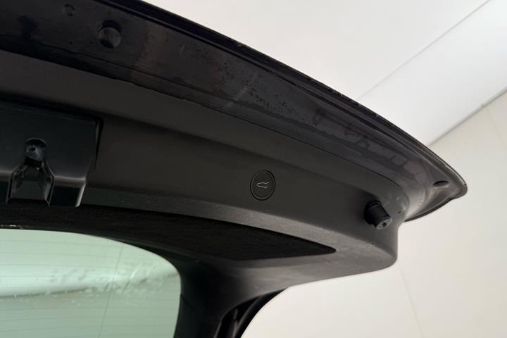 Sort Tesla Model Y fra 2023